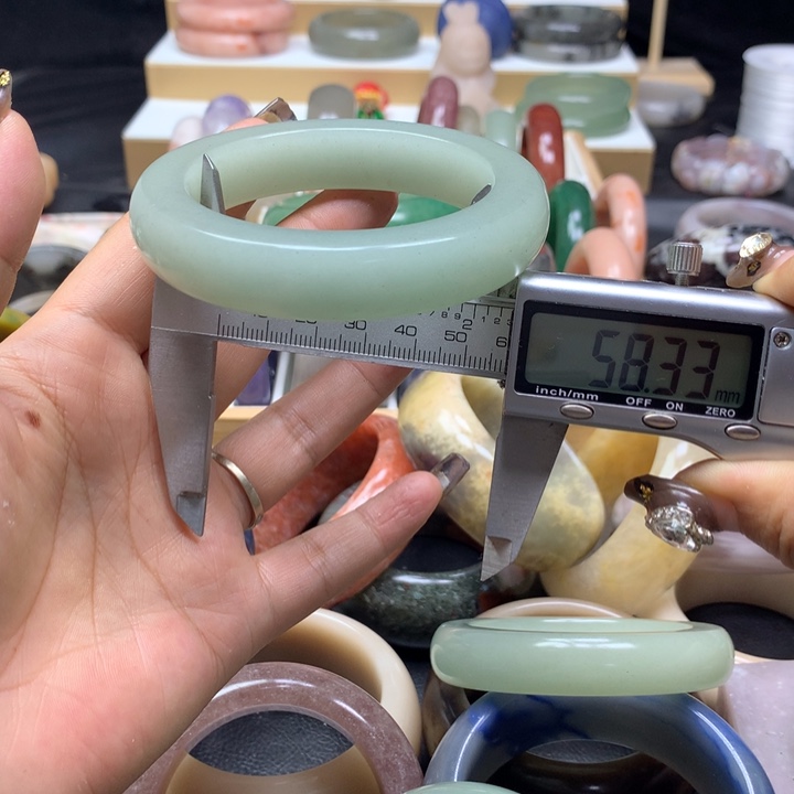 未镶嵌手镯石英质玉