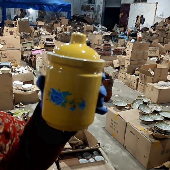 摆件盘子碗茶壶啥都有