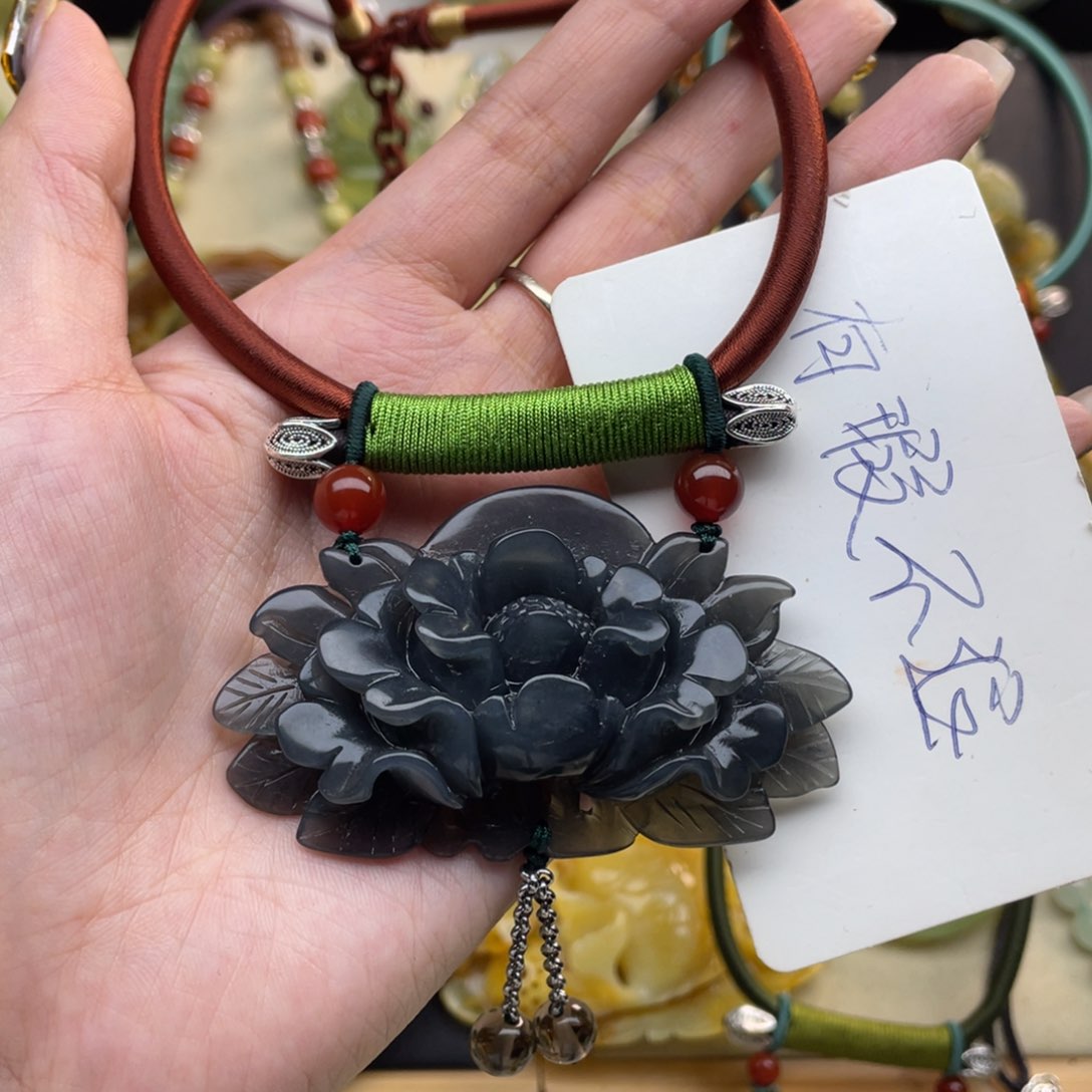 蛇纹石玉颈饰未镶嵌