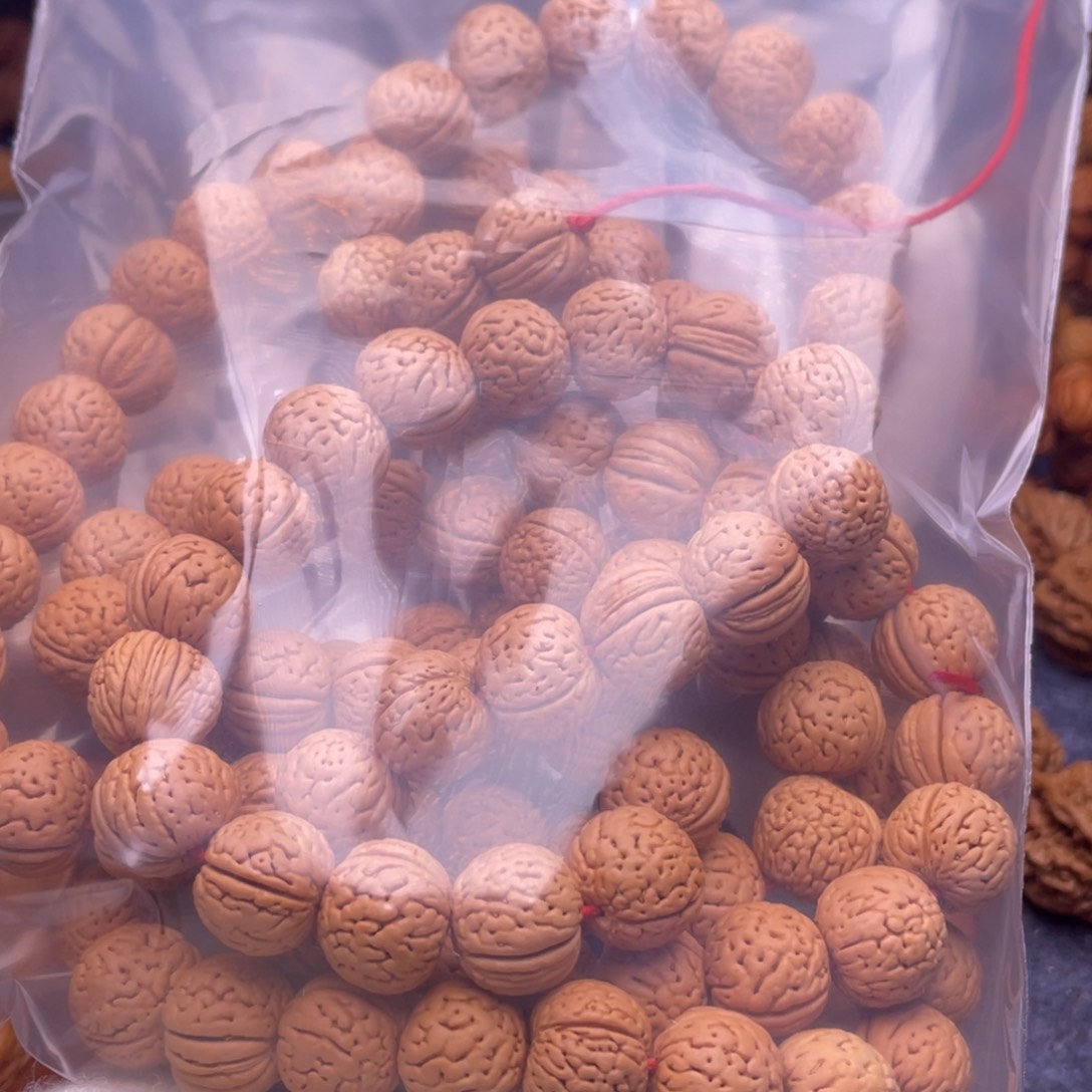 鲲***.文玩核桃手串桃核