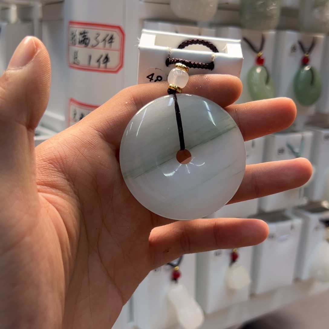 注***石英质玉（非洲翠）合金颈饰