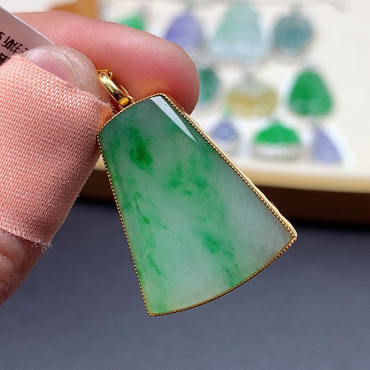 *****翡翠18K金镶嵌颈饰