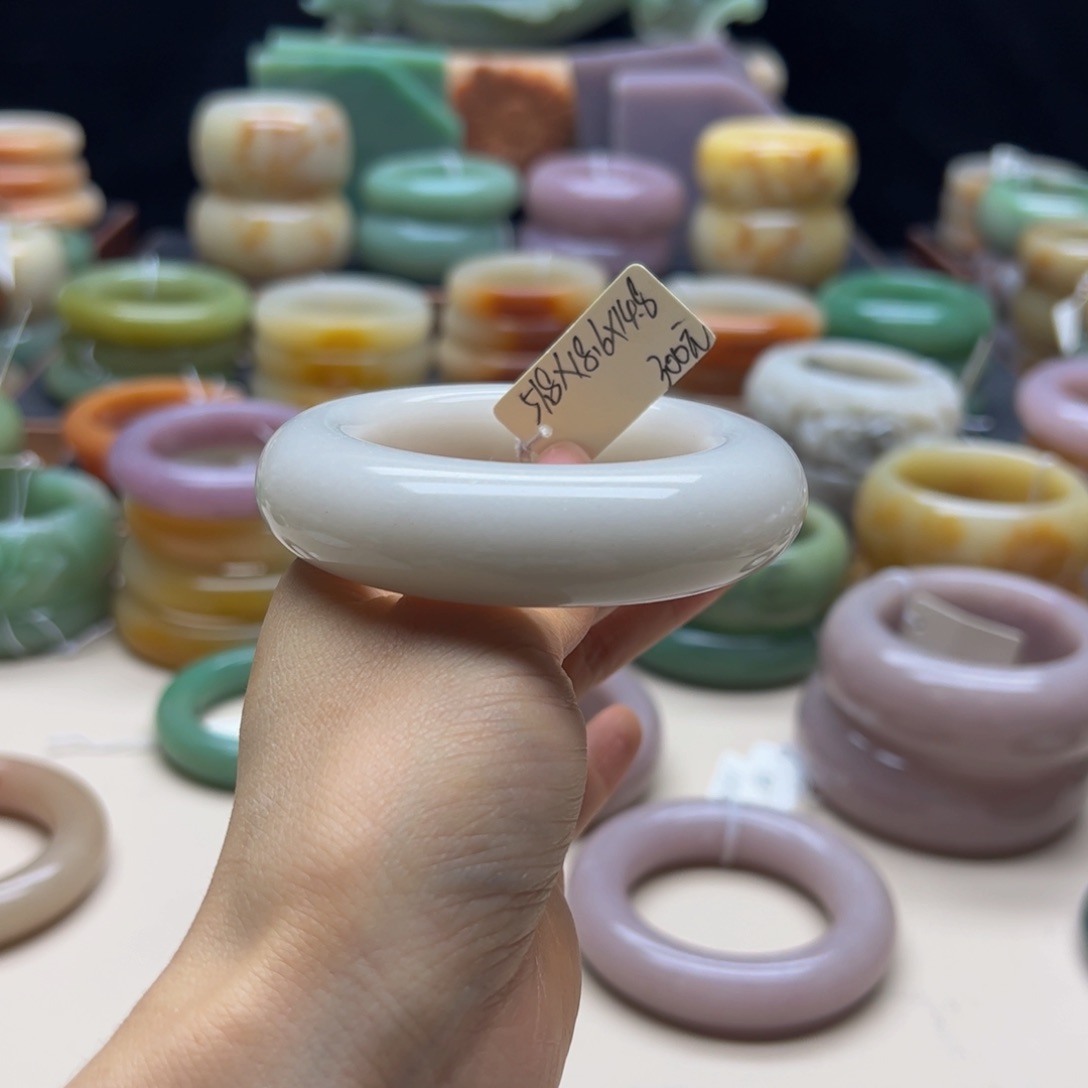 石英岩玉手镯未镶嵌依*