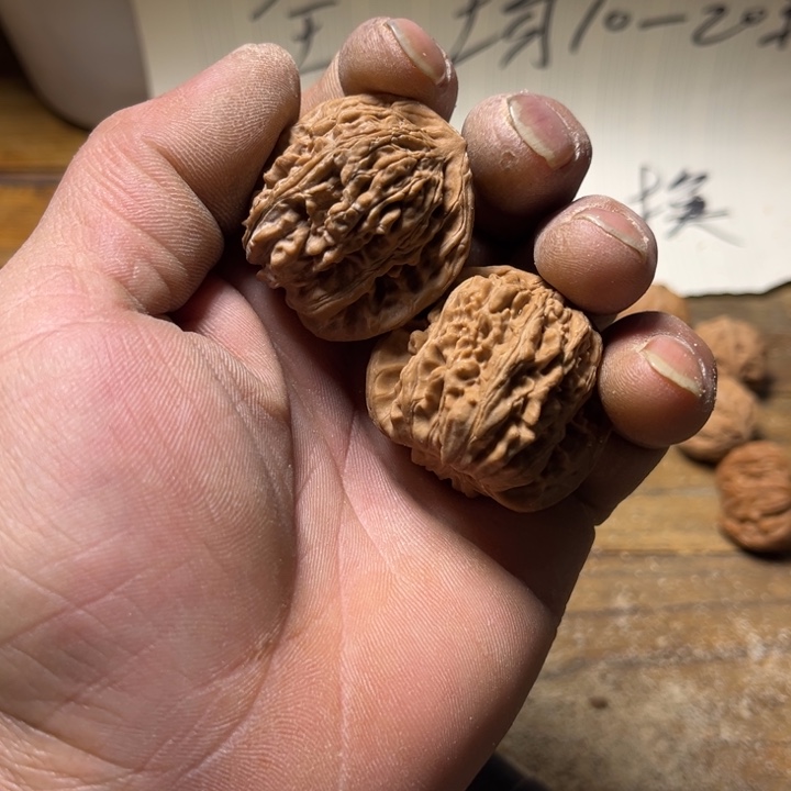 文玩核桃老树红皮核桃