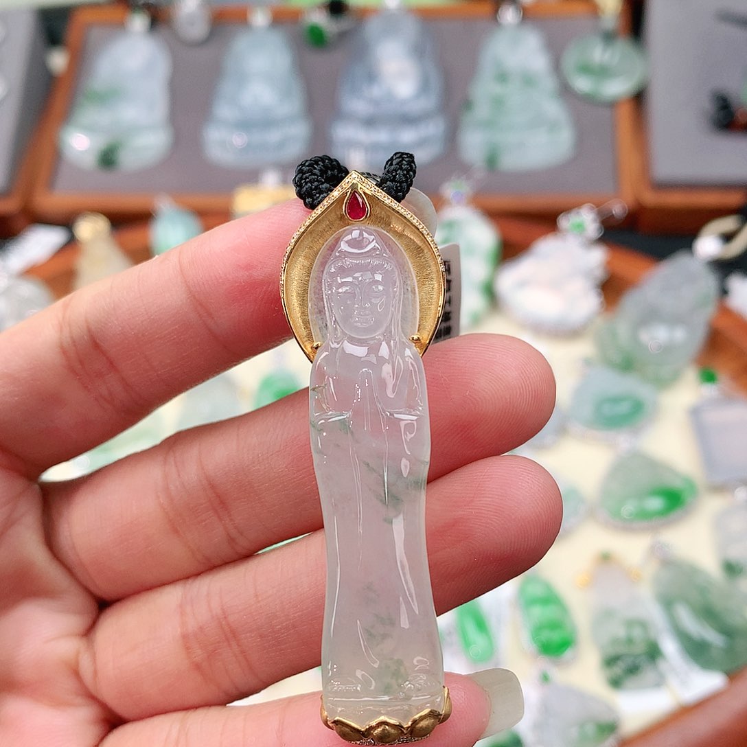 颈饰18K金镶嵌翡翠站观音