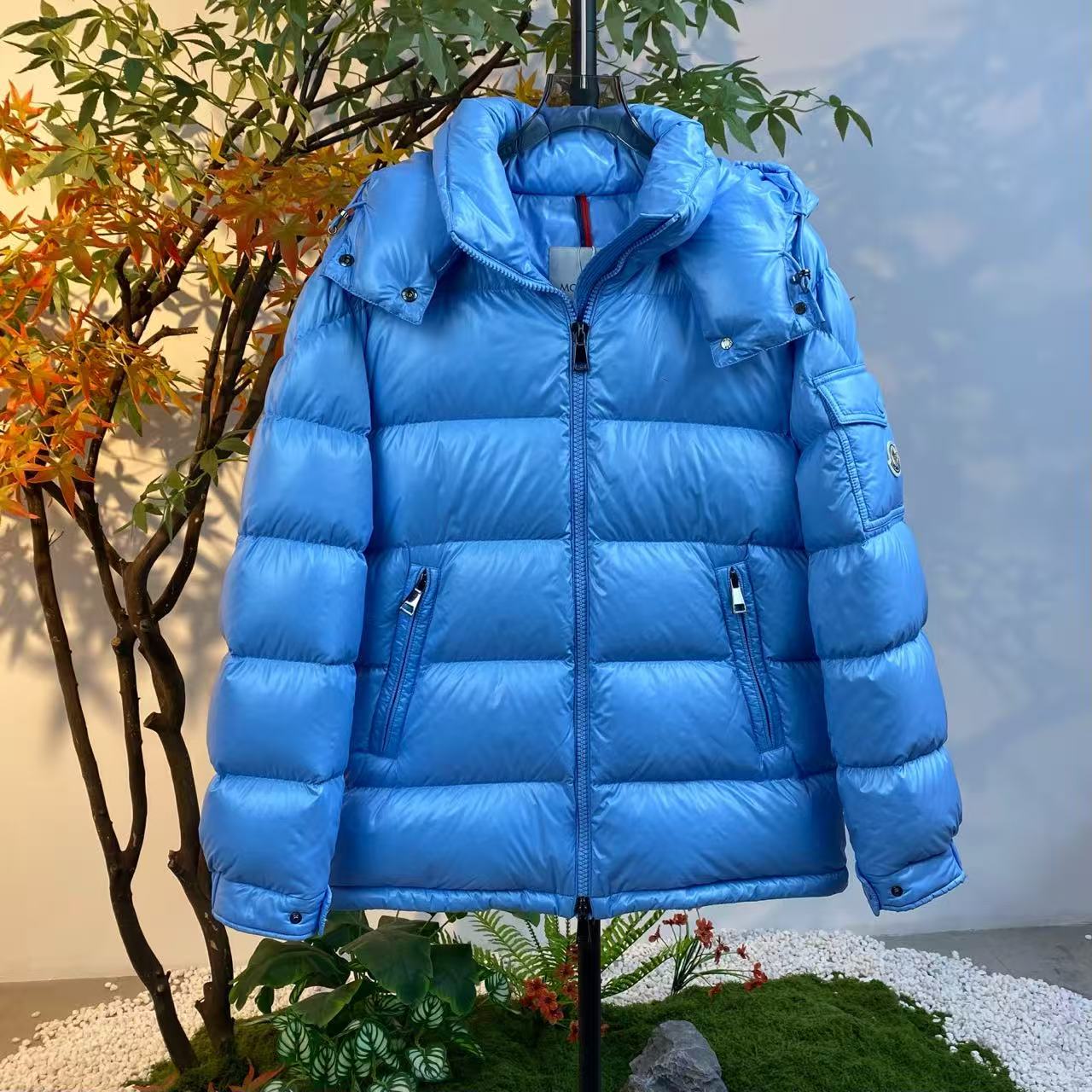 99新 MONCLER 2511222/1码/Maire系列纯色袖标连帽羽绒服
