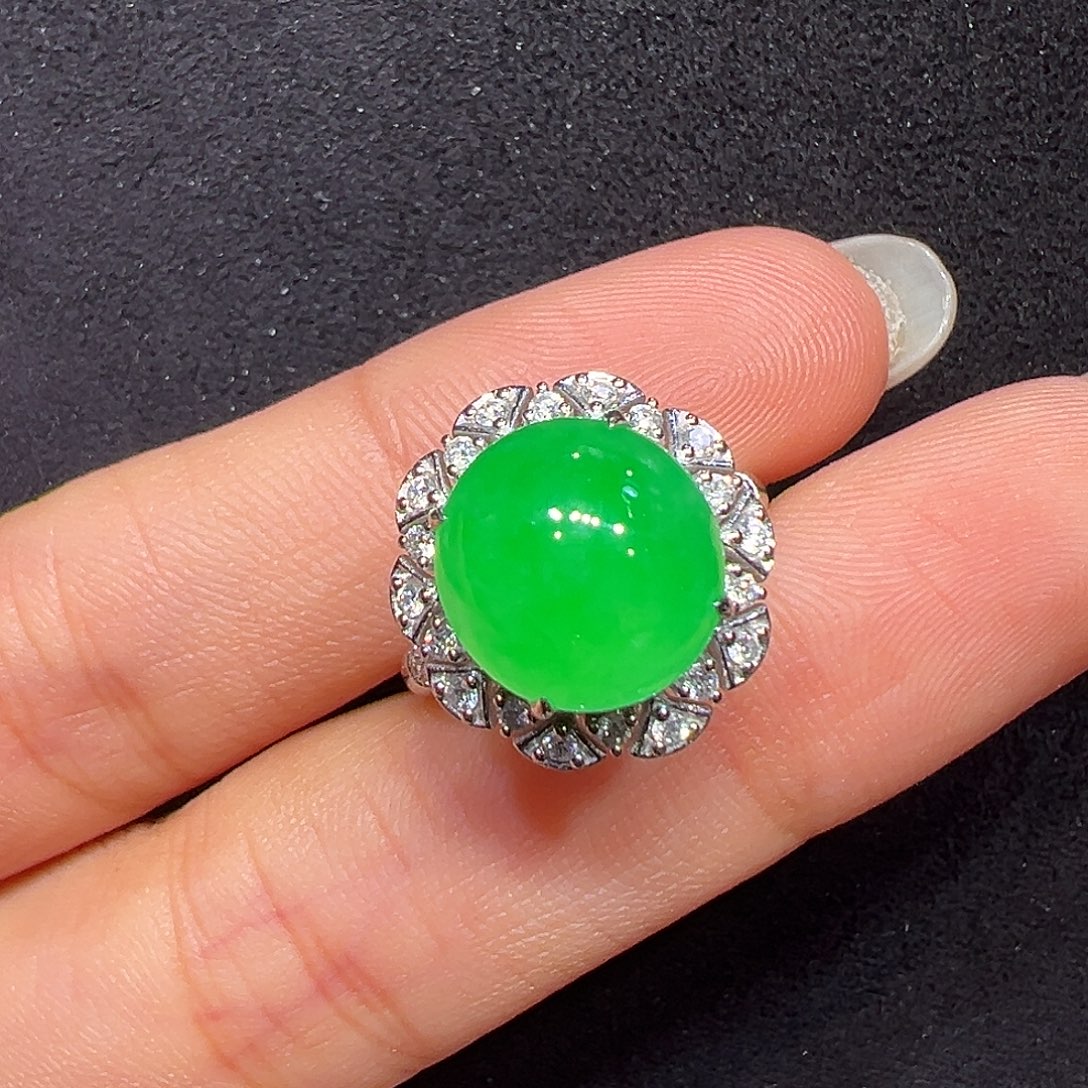 翡翠18K金镶嵌戒指蛋面