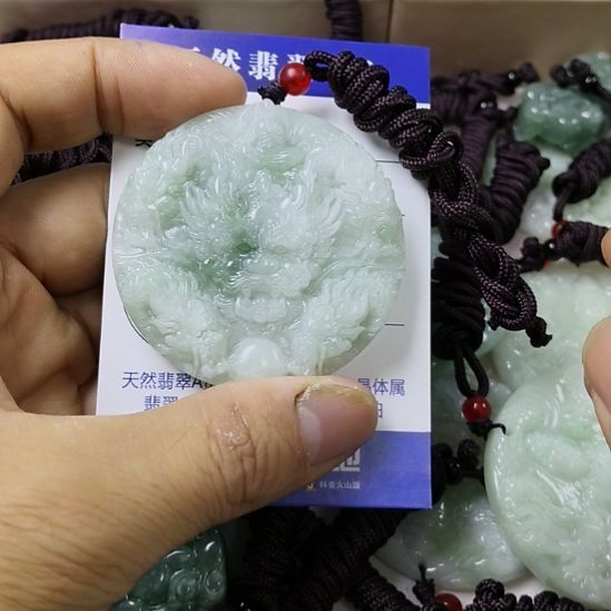 翡翠未镶嵌颈饰挂件