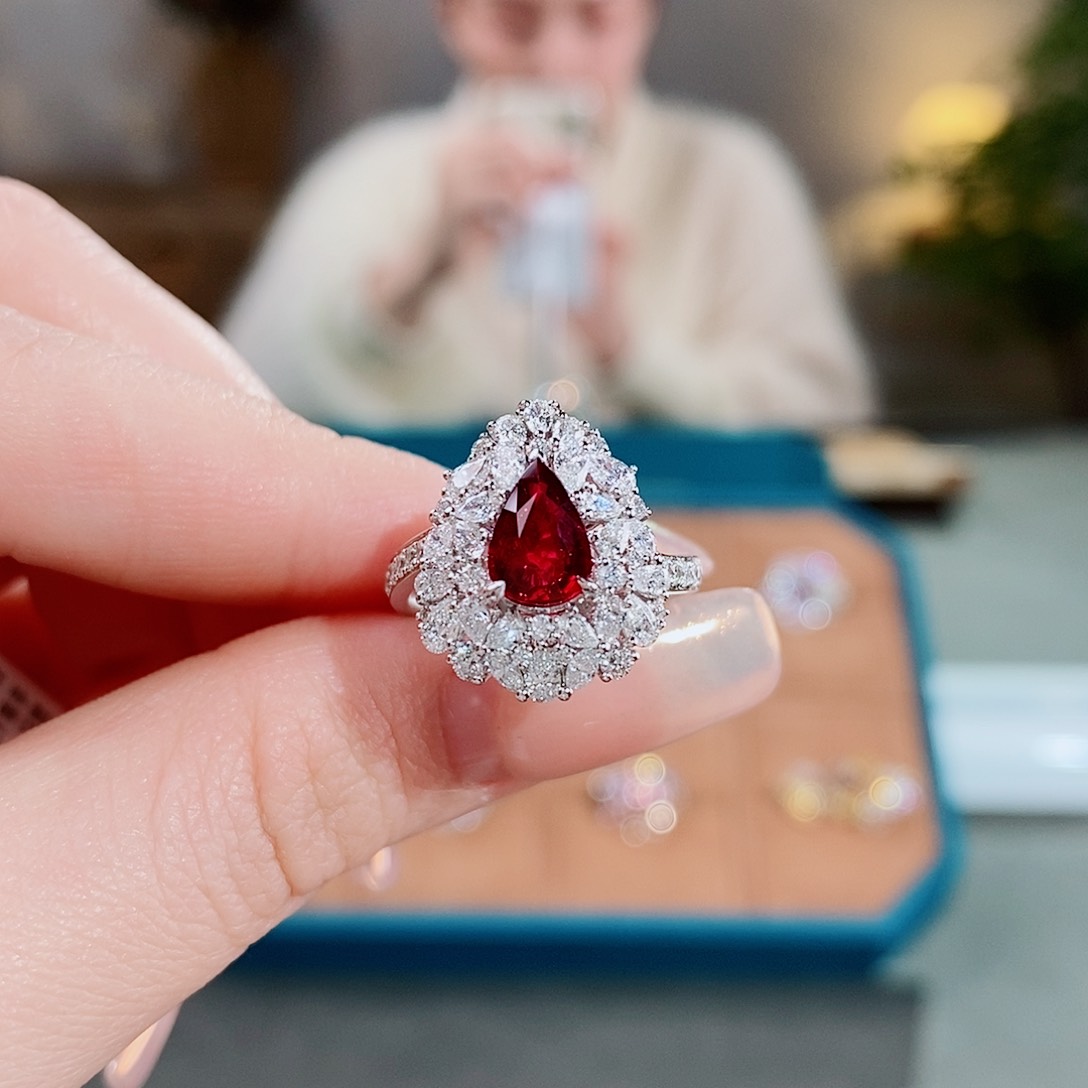 红宝石戒指18K金镶嵌1.15ct无烧鸽血红吉尔德