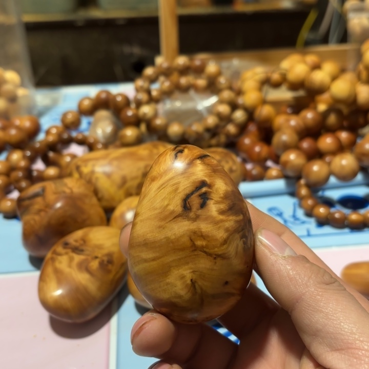 谢***学木质类闪电手把件6666