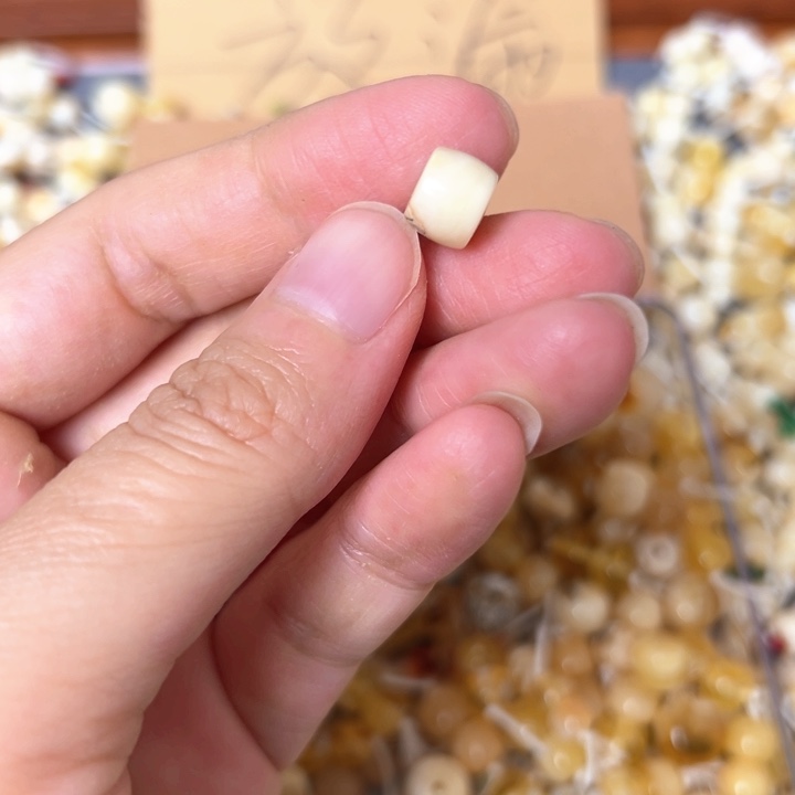 蜜蜡未镶嵌裸石8.4mm一个