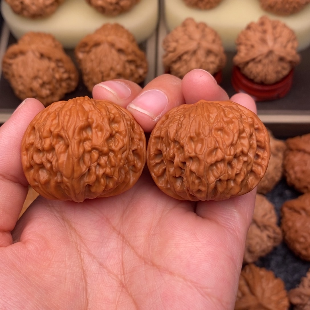 文玩核桃把件野生红皮正磨37