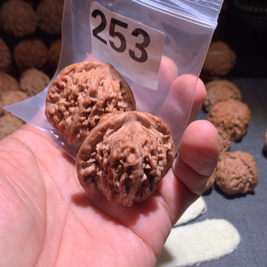 ****窝桃核把件四座楼磕尖处理253号