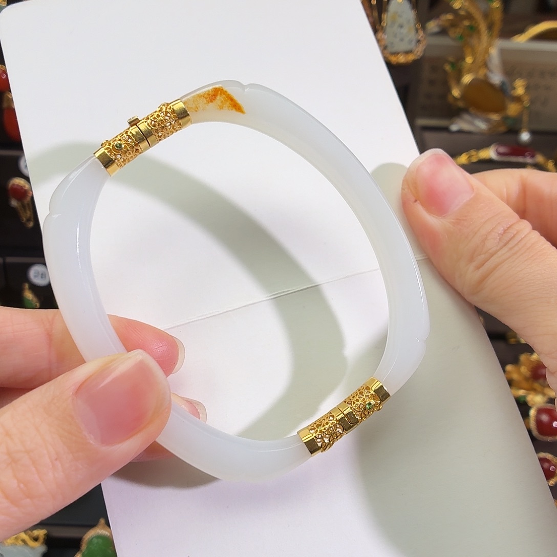 颈饰18K金镶嵌和田玉