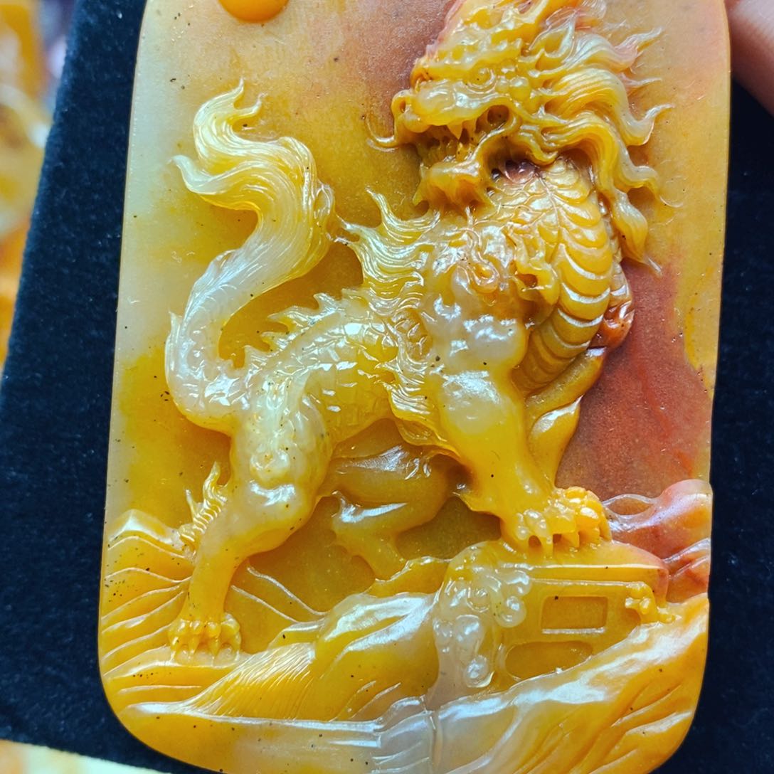 未镶嵌石英质玉（黄龙玉）颈饰