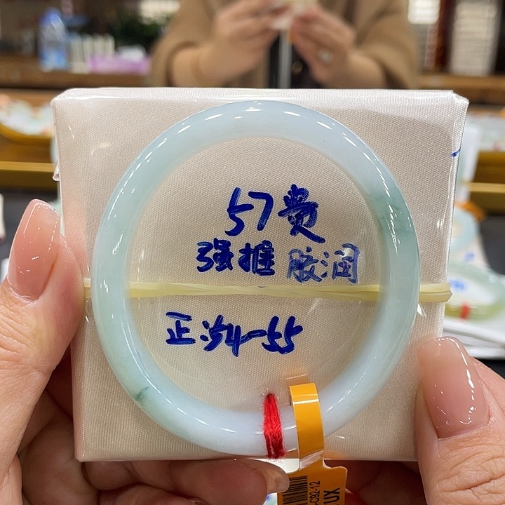 翡翠手镯未镶嵌翡翠