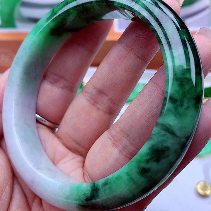 翡翠手镯未镶嵌翡翠