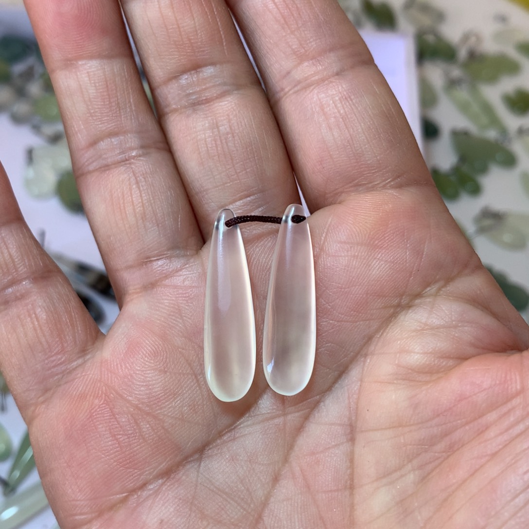 恰***分蛇纹石玉未镶嵌耳环