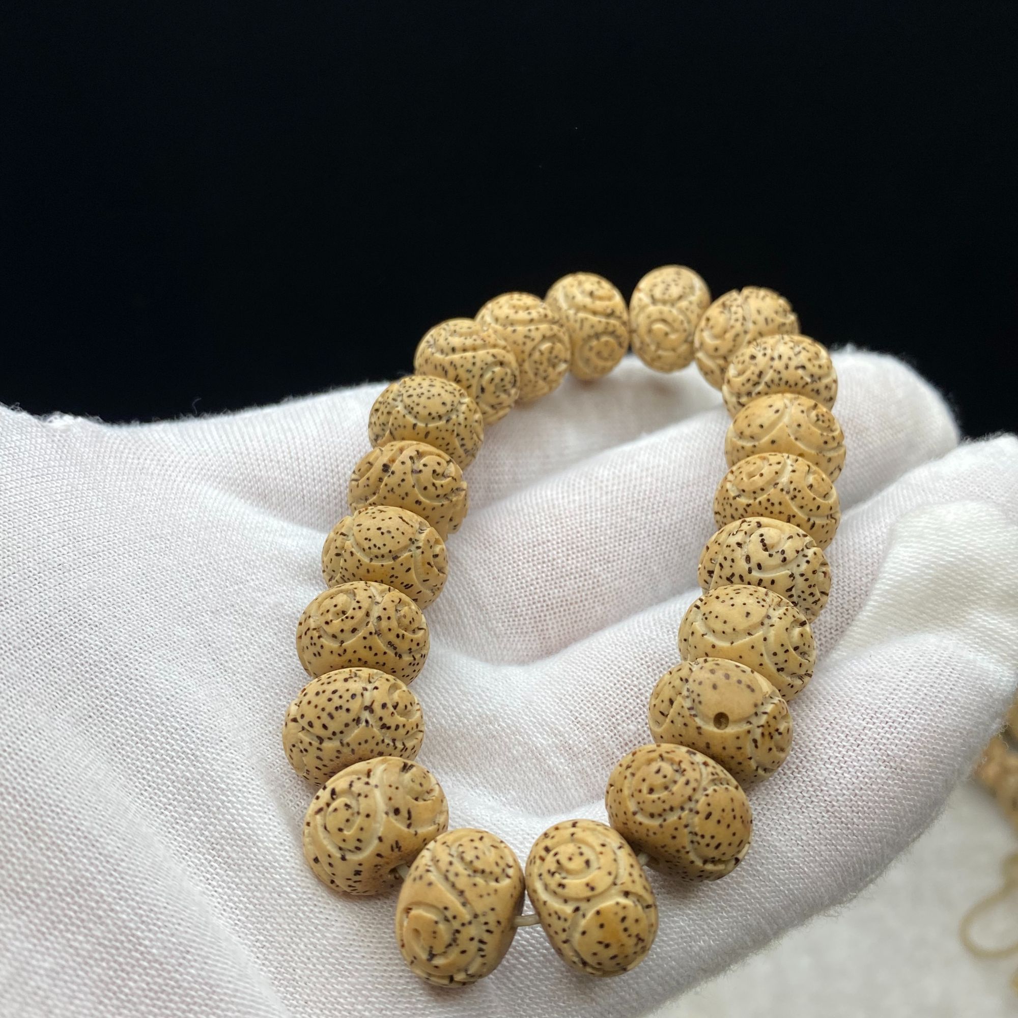 海南星月菩提6年陈籽精工雕刻10X14回纹手串D02