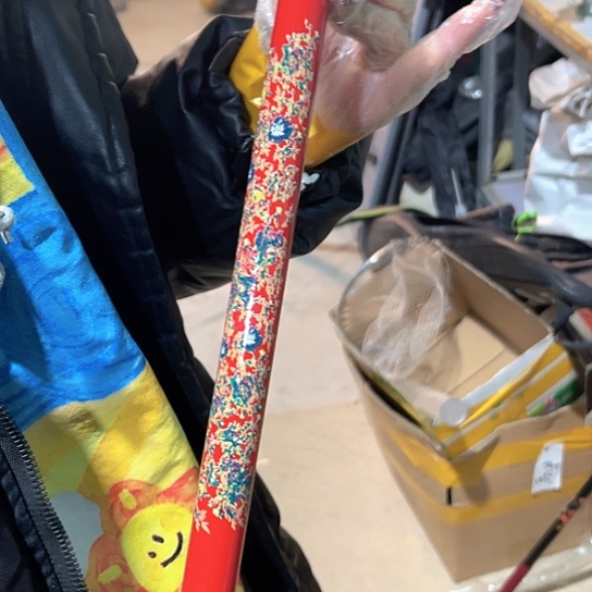 红色抄网杆2.1米微瑕。        