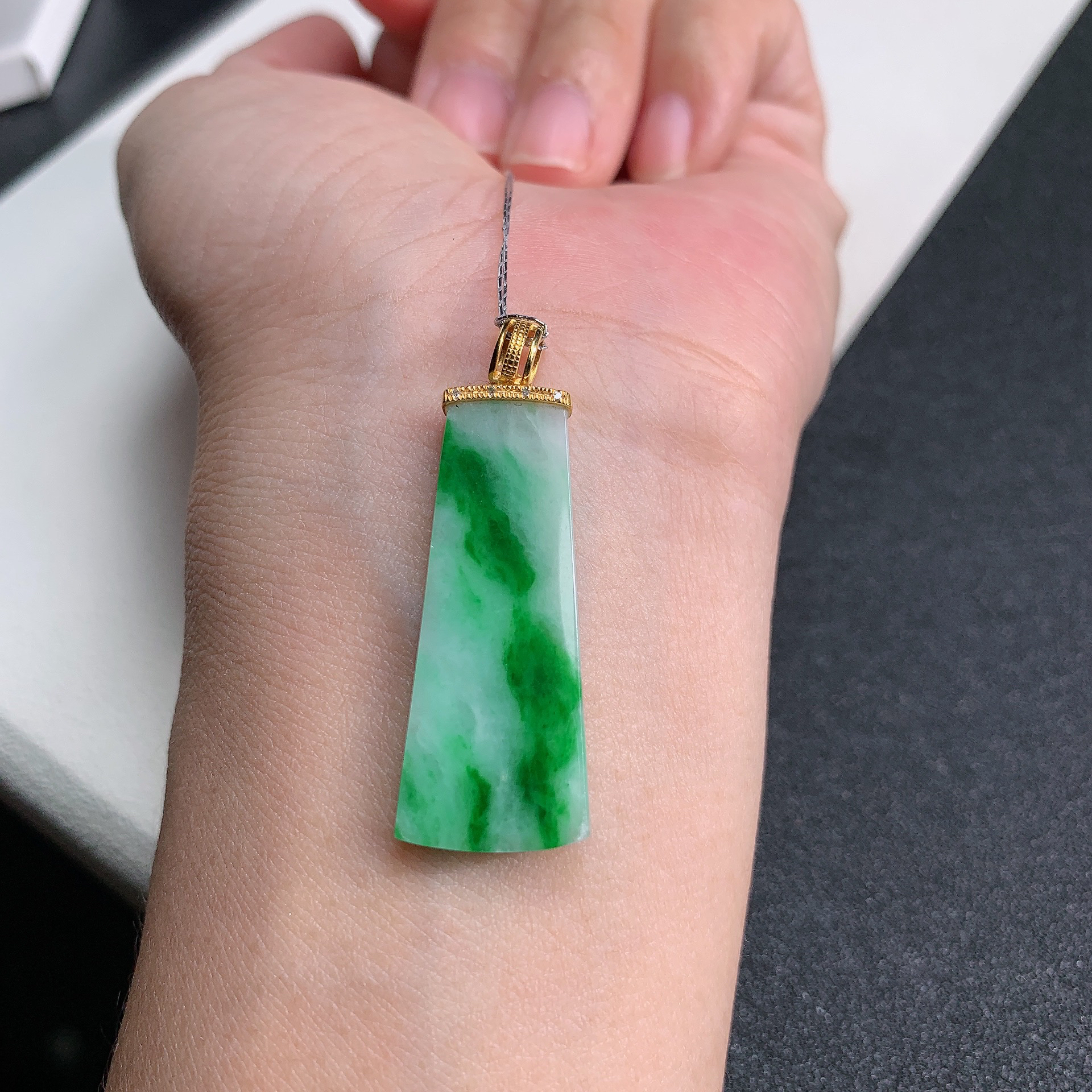 天然缅甸a货翡翠18k金镶嵌辣绿无事牌吊坠 40x14x2.6mm