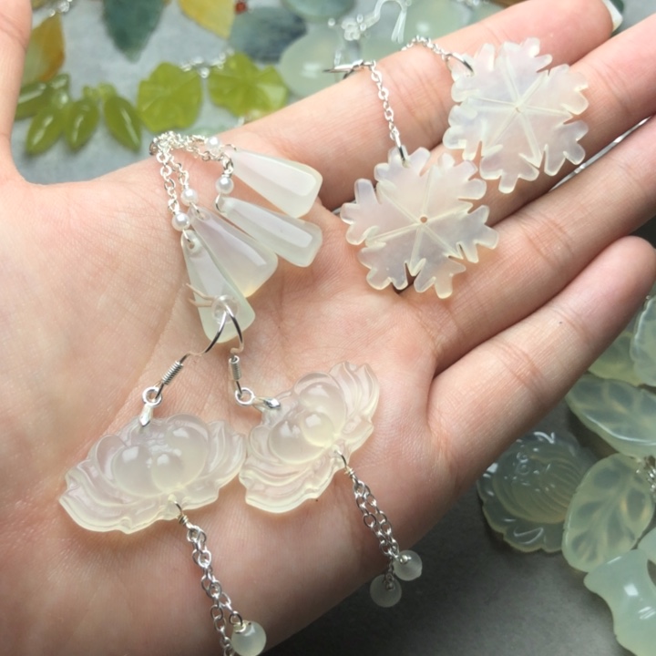 蛇纹石玉耳饰未镶嵌滴***瑰