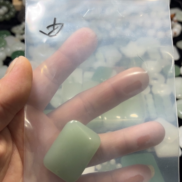 石英质玉未镶嵌颈饰