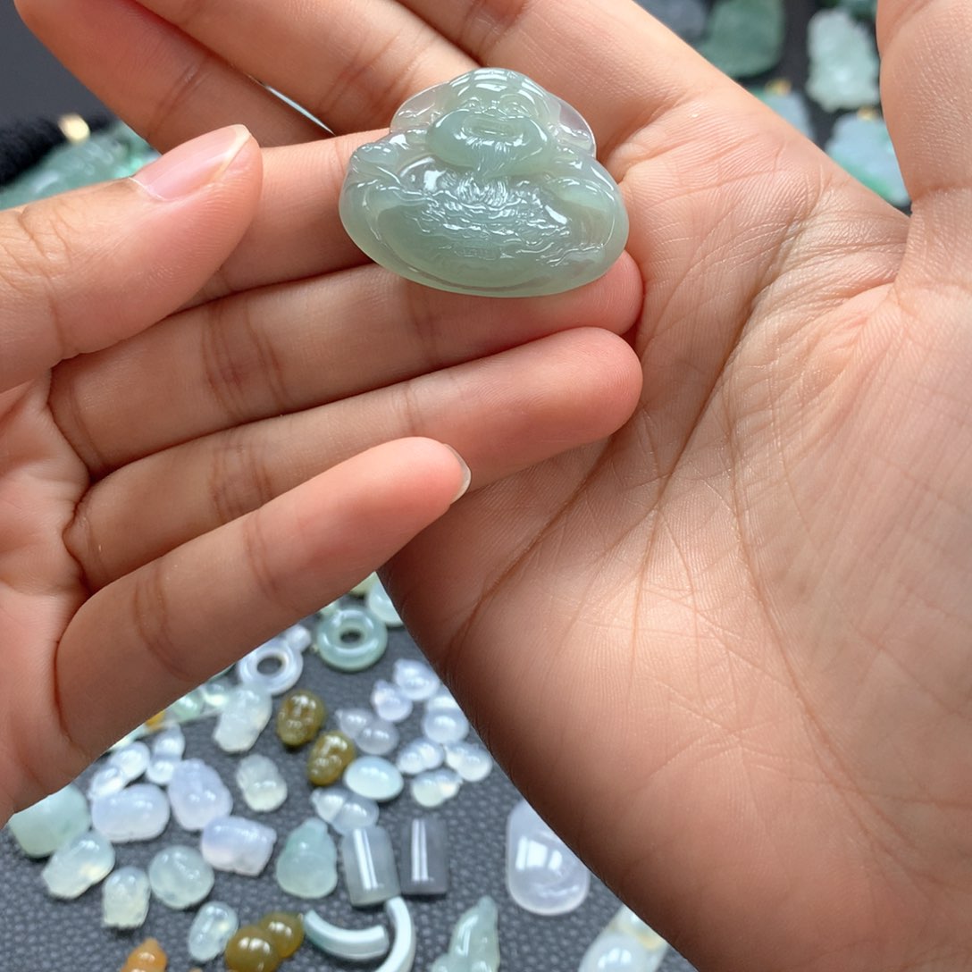 翡翠未镶嵌颈饰财神