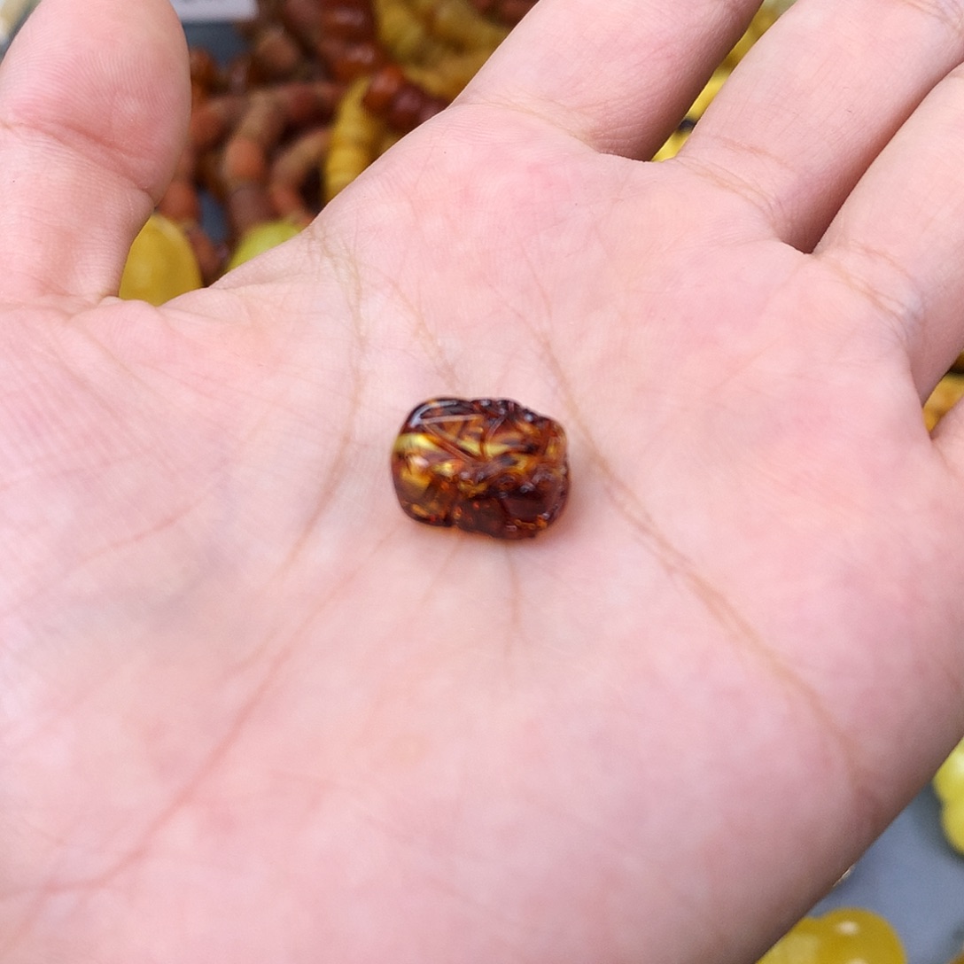未镶嵌琥珀珠宝奇石