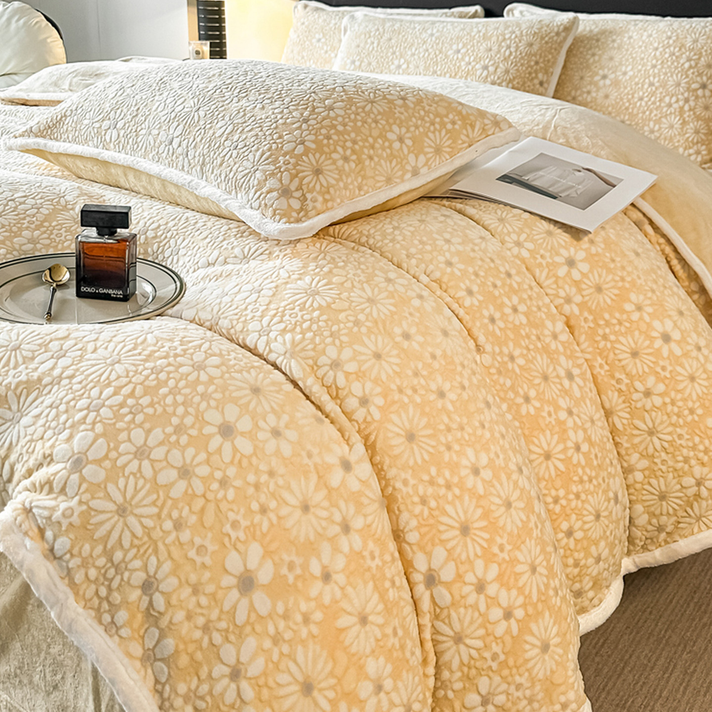 小雏菊雕花牛奶绒四件套2025新款冬季双面加厚珊瑚绒被套床单床笠