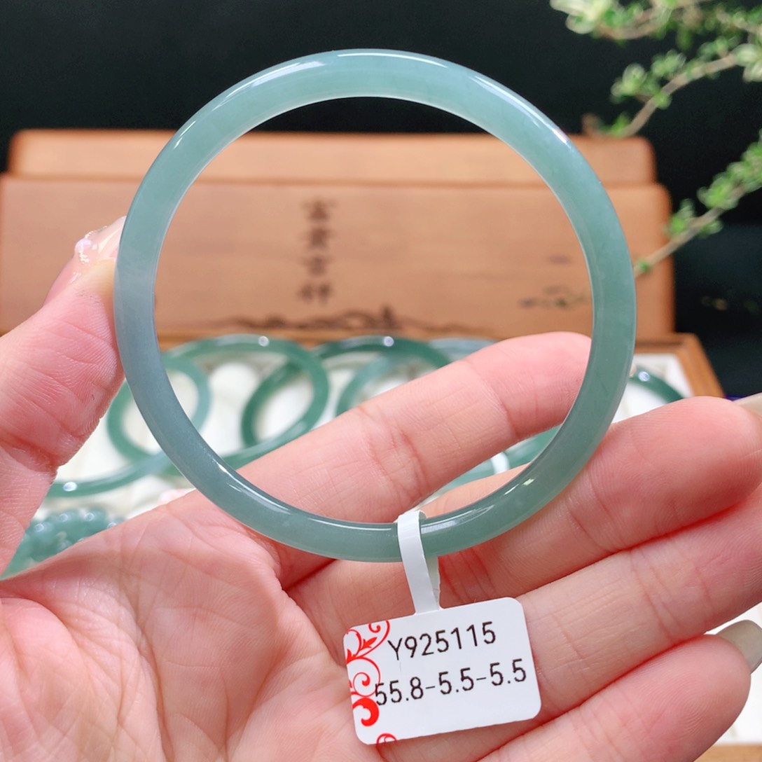 翡翠手镯未镶嵌天然