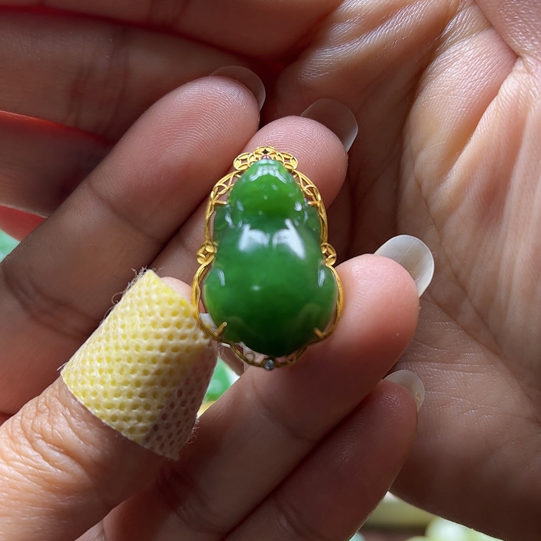 和田玉吊坠18K金镶嵌