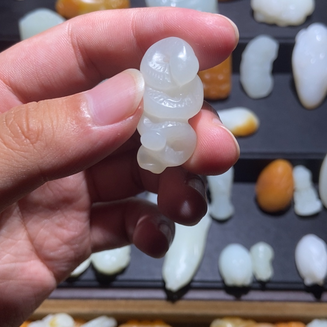 慎***龙颈饰未镶嵌和田玉
