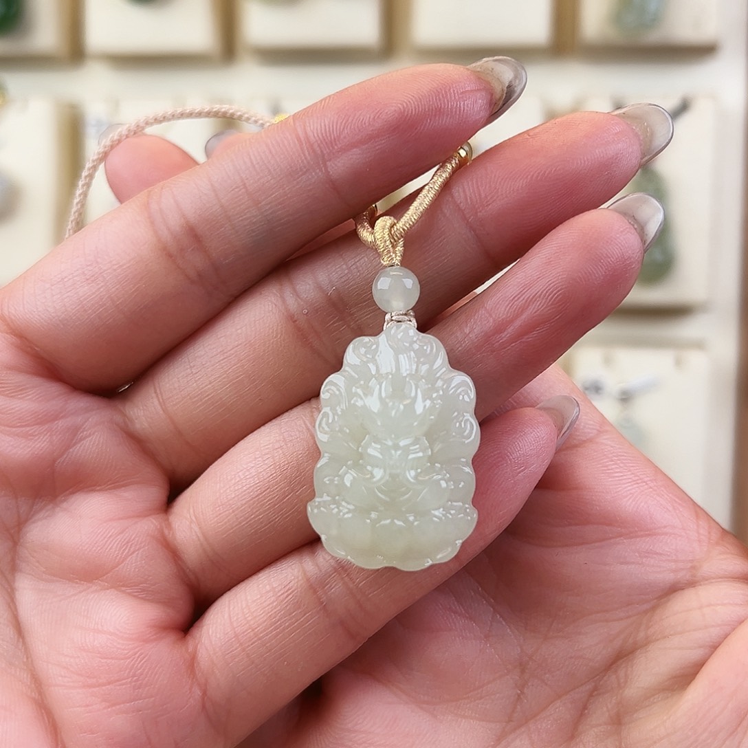 小***r和田玉未镶嵌颈饰