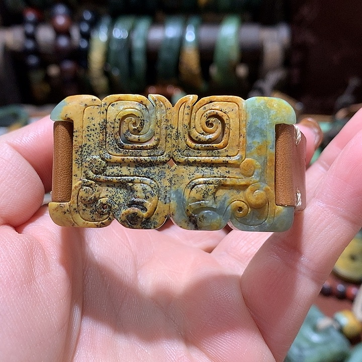 未镶嵌岫岩河磨玉（透闪石质玉）挂件