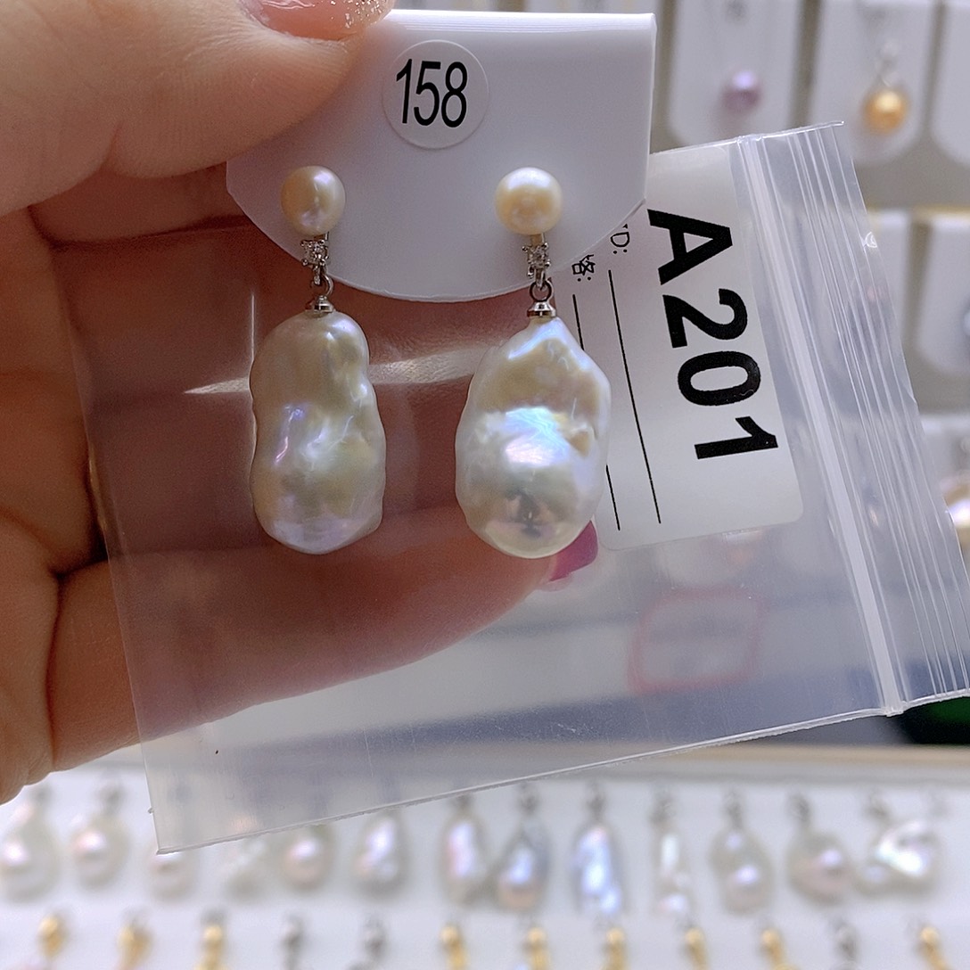 淡水珍珠耳饰银S925镶嵌萌**?