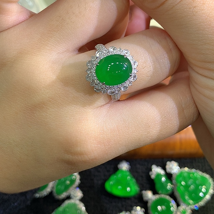 翡翠18K金镶嵌颈饰蛋面两用