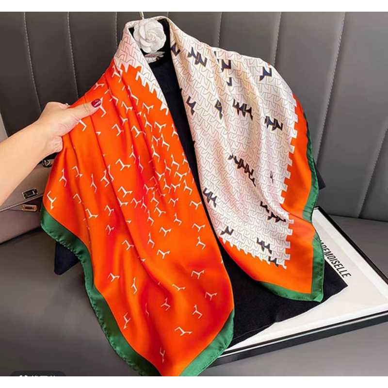 A123 橘米小马 围巾 90*90左右