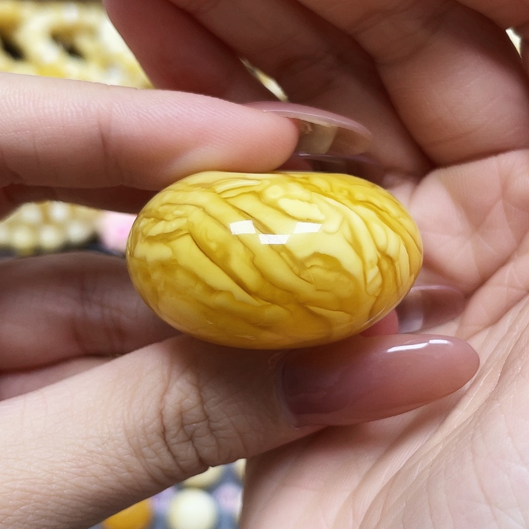 琥珀珠宝奇石未镶嵌追*人39.8*22.4mm微瑕