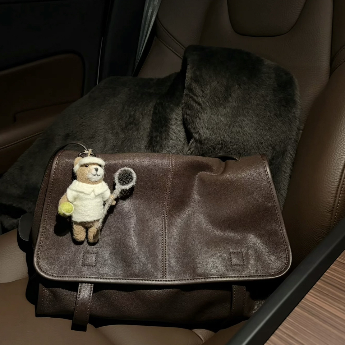 高级质感包包女式2025新款小众斜挎邮差包软皮大容量通勤包3089