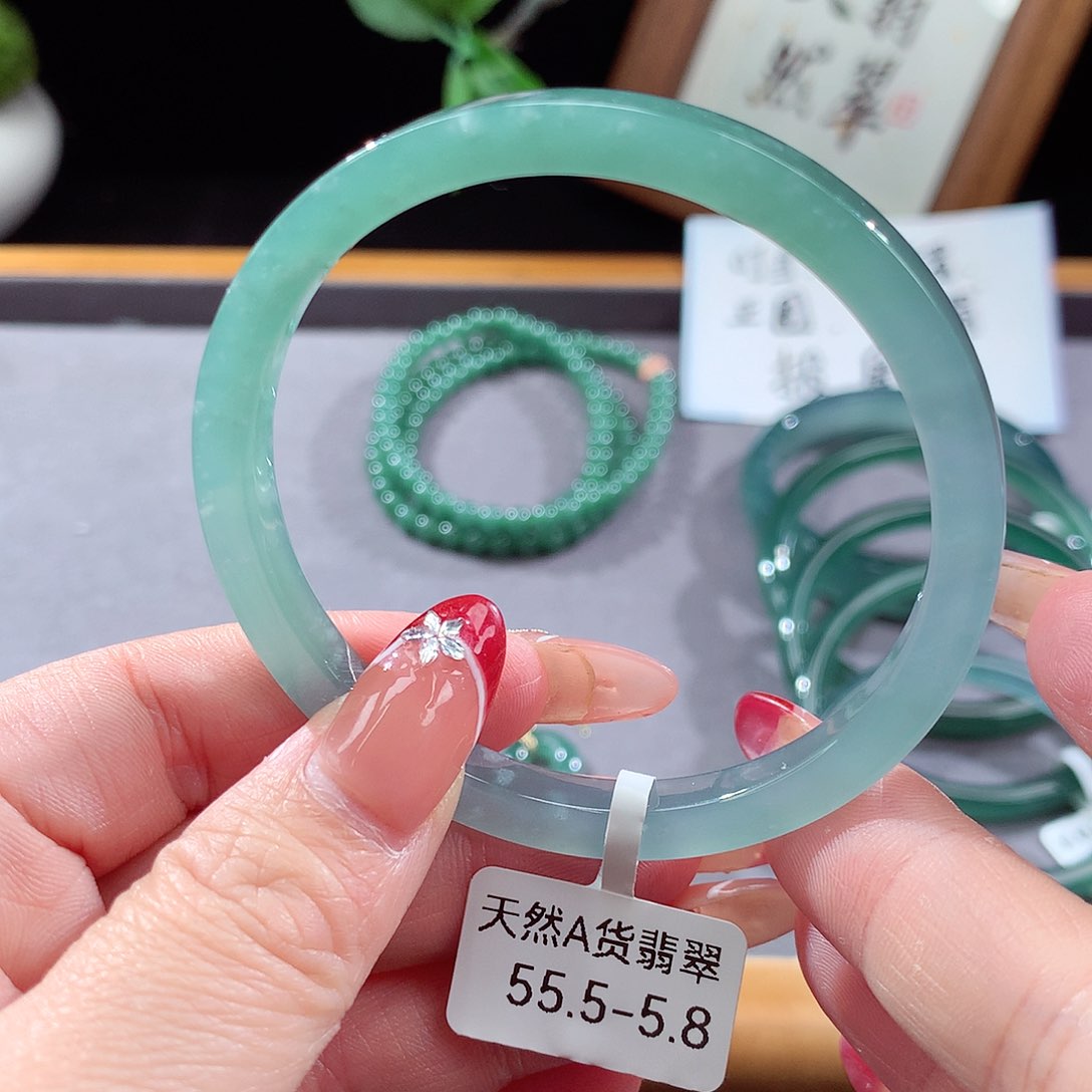 翡翠手镯（圆镯）未镶嵌