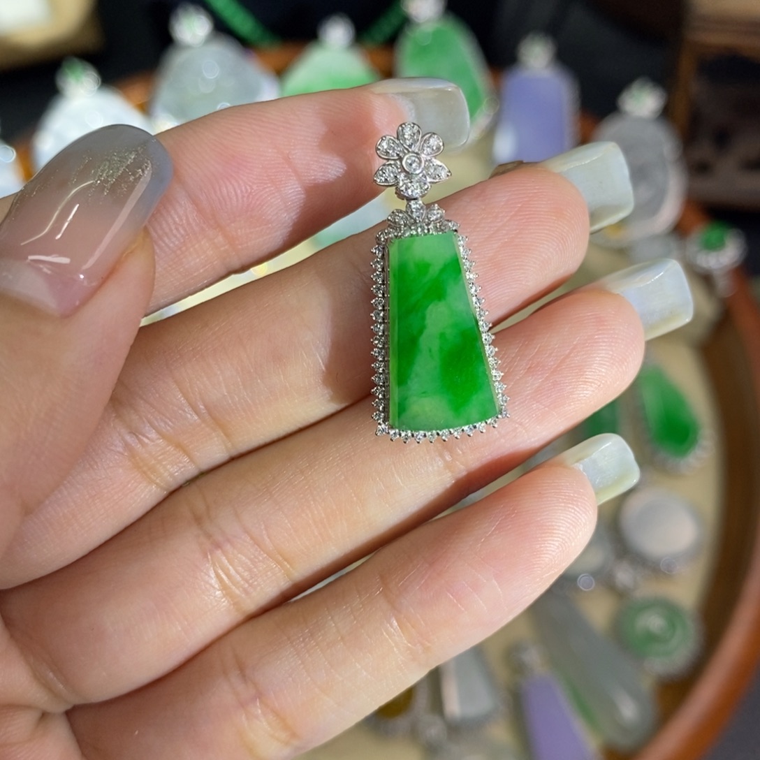 翡翠18K金镶嵌颈饰A货翡翠