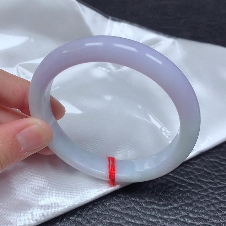 翡翠手镯未镶嵌。