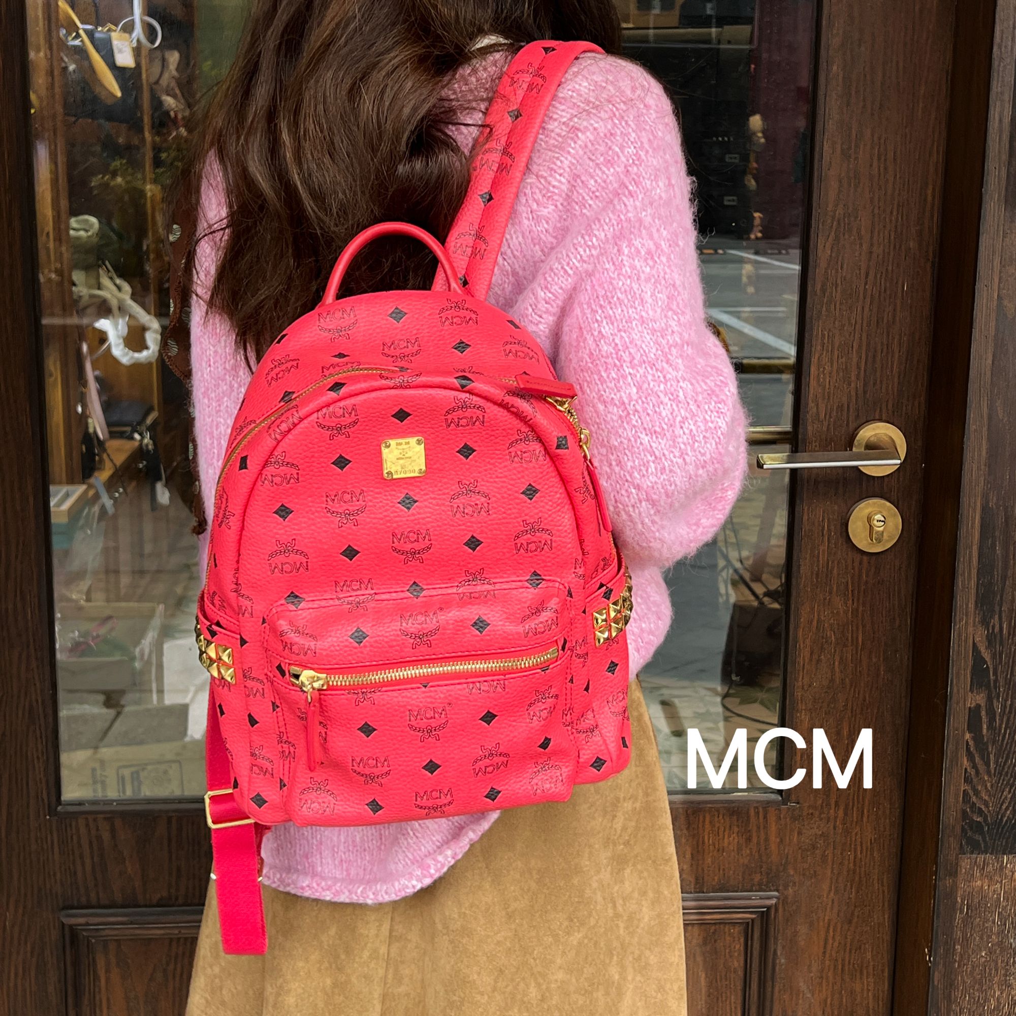 95新 MCM A1625复古火龙果色金标印花休闲双肩包95新/代卖服务
