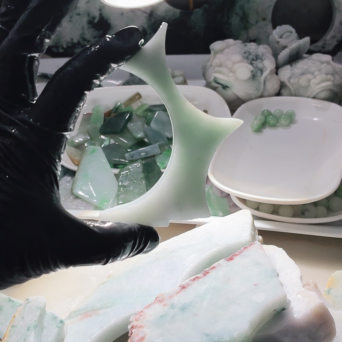 翡翠未镶嵌颈饰边角料