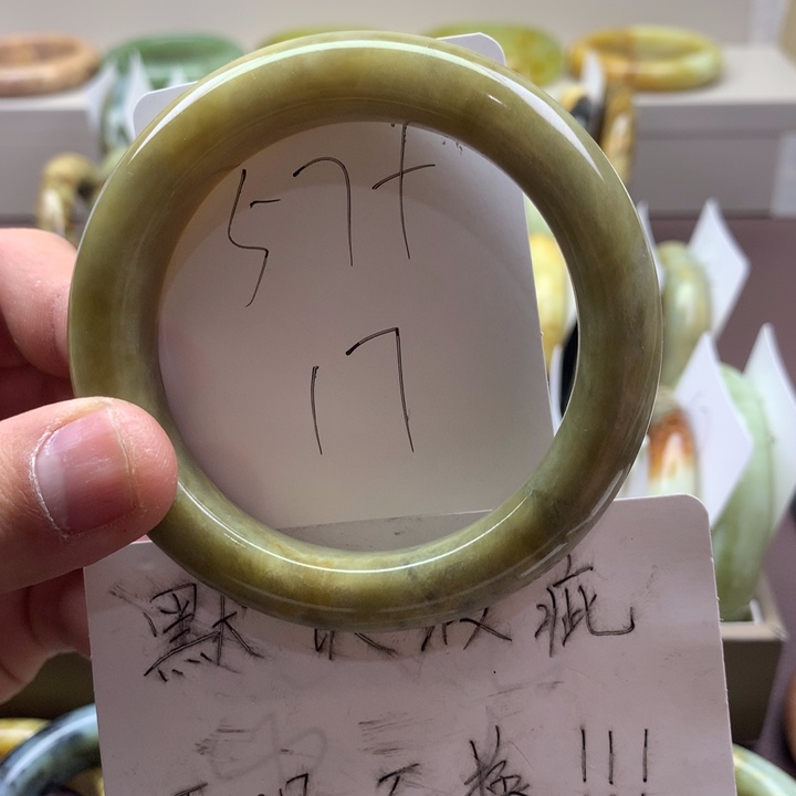 蛇纹石玉手镯未镶嵌