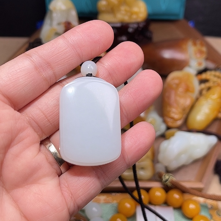 s***5和田玉未镶嵌颈饰