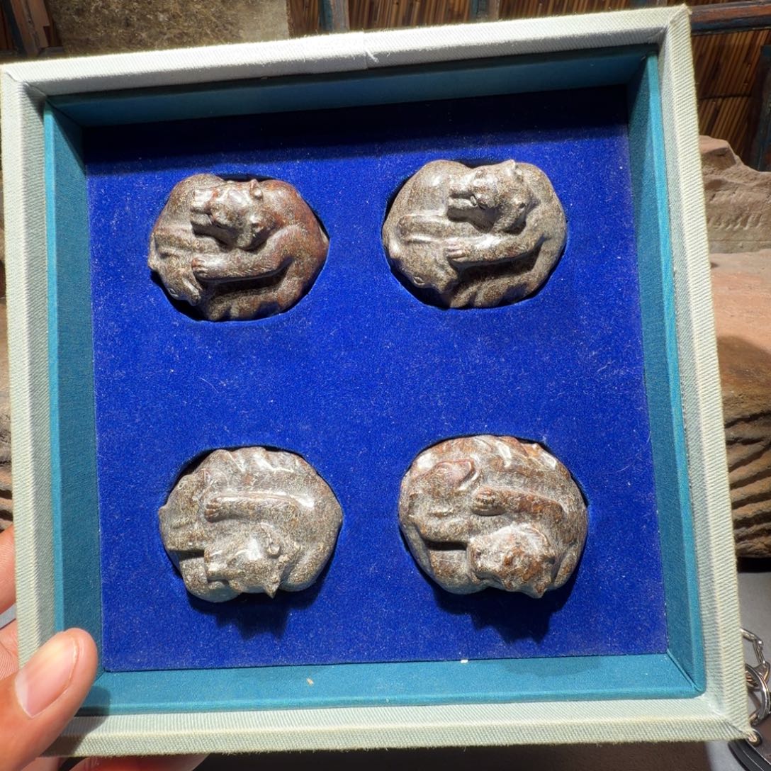 无***，和田玉（糖玉）未镶嵌颈饰