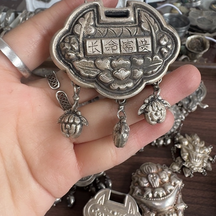 樱***逸足银玻璃足银锁包一个 