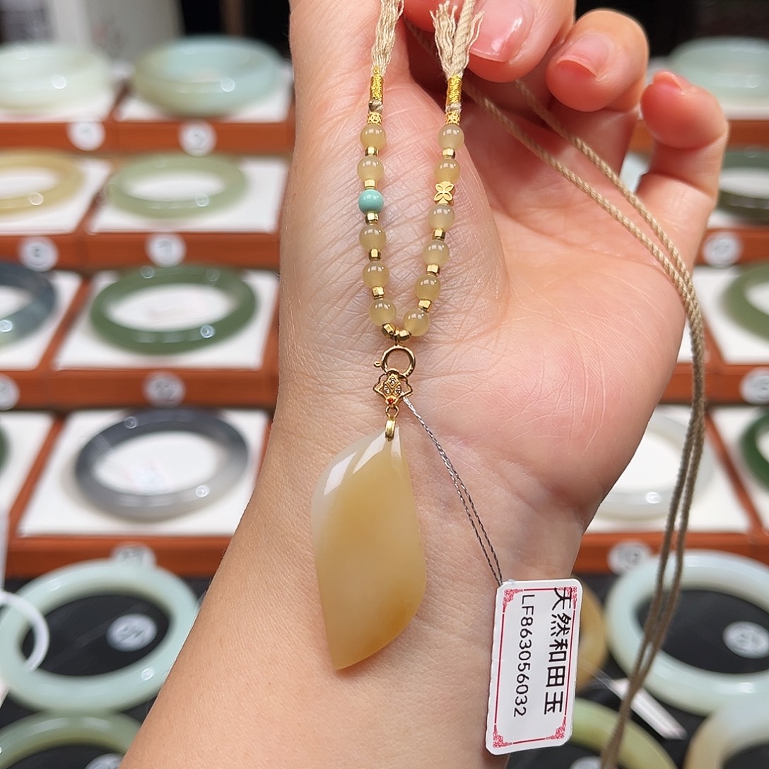 和田玉18K金镶嵌颈饰